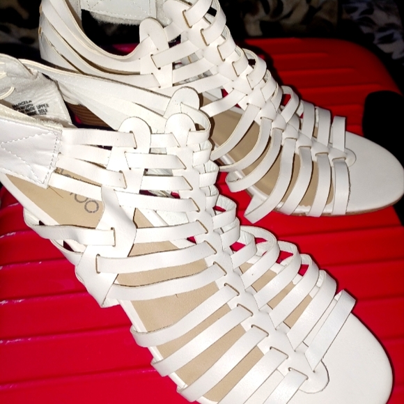 mee too Shoes - * 2 day hold * New white sandels white strappy 9 1/2 wide